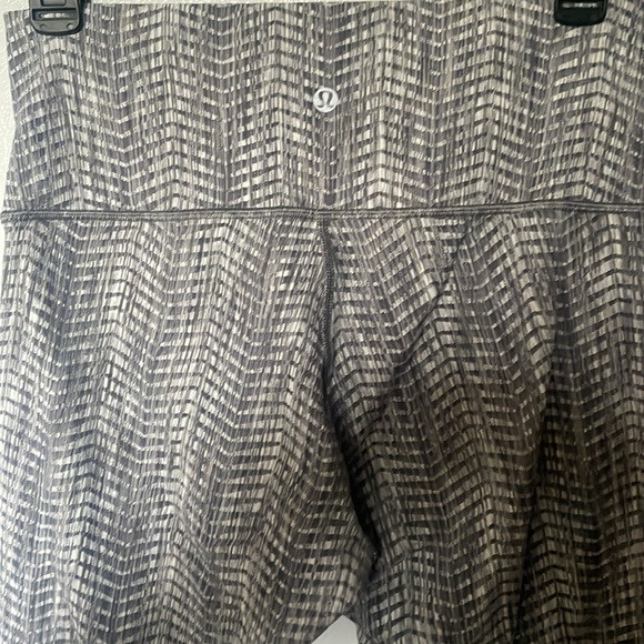 Lululemon Gray/White Size 8 Leggings - Picture 3 of 5
